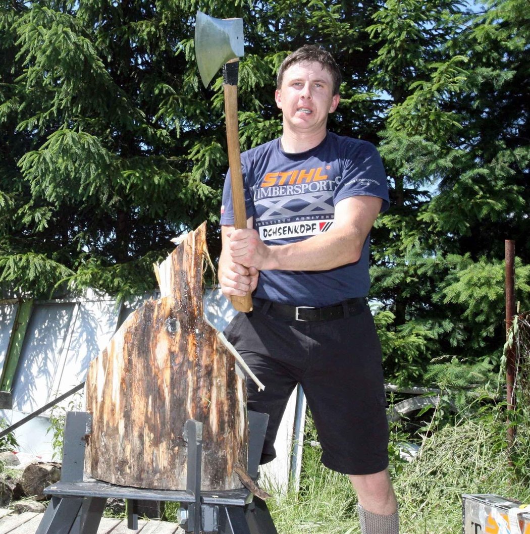 Dřevorubecký šampion Marin Komárek zemřel při práci v lese.