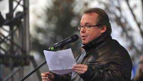 Prorektor Univerzity Karlovy pro vnější vztahy Martin Kovář byl obviněn z plagiátorství