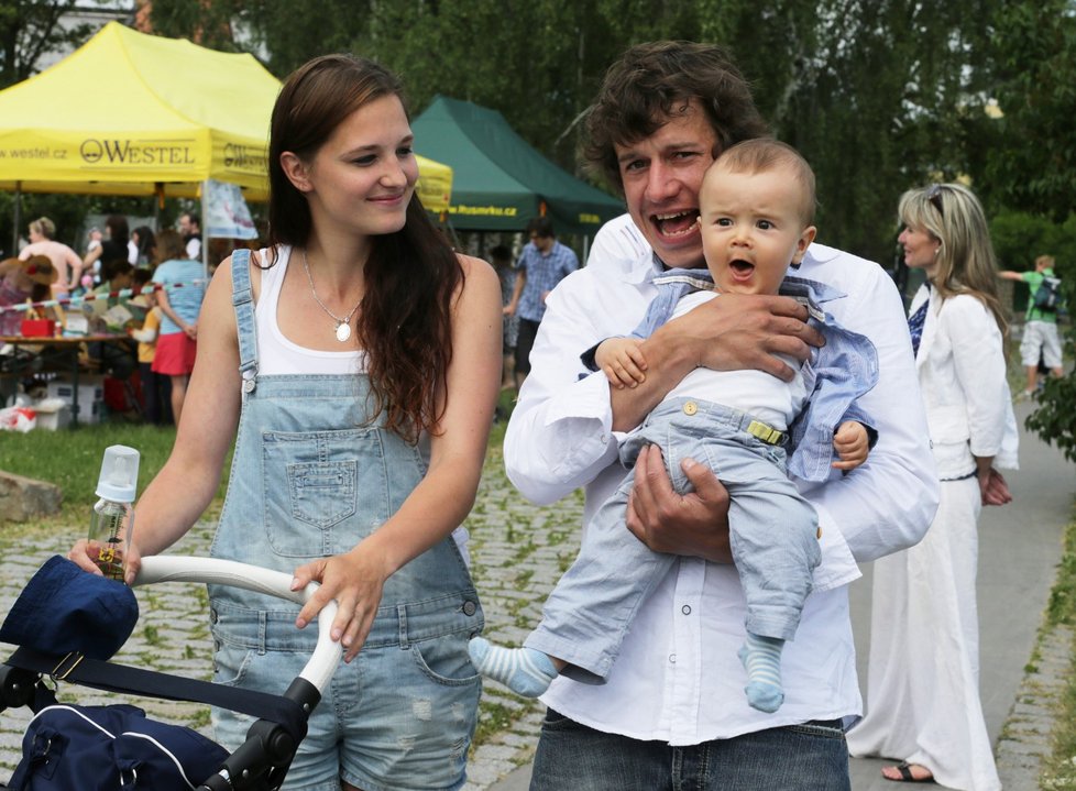 Herec Martin Kraus s partnerkou Klárou a synem Filipem