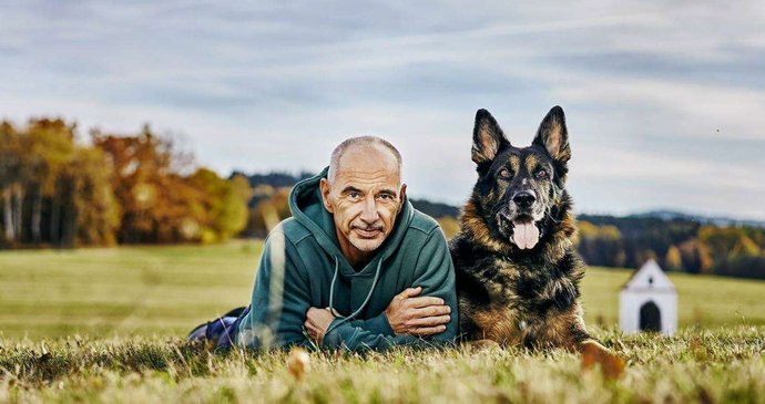 Martin Kuba (ODS) vytáhl psa Arga na procházku a svůj nový podcast.