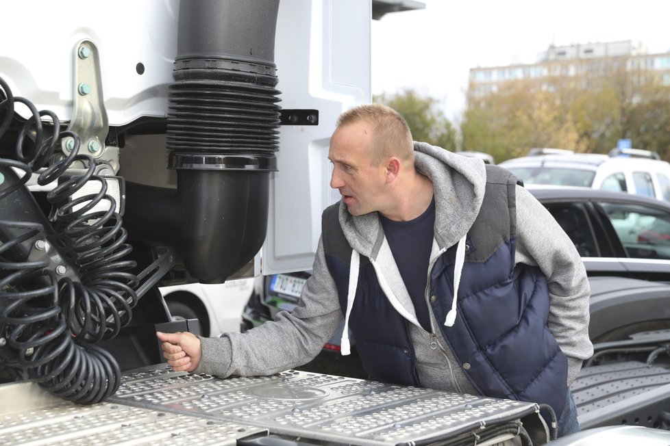 Řidič Martin přežil pád z mostu v Janově. Dostal nový kamion