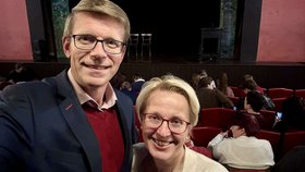 Martin Kupka (ODS) s manželkou Miriam na Cimrmanech (16.11.2025)