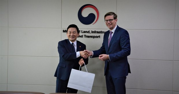 Ministr dopravy Martin Kupka (ODS) v Jižní Koreji (duben 2023)
