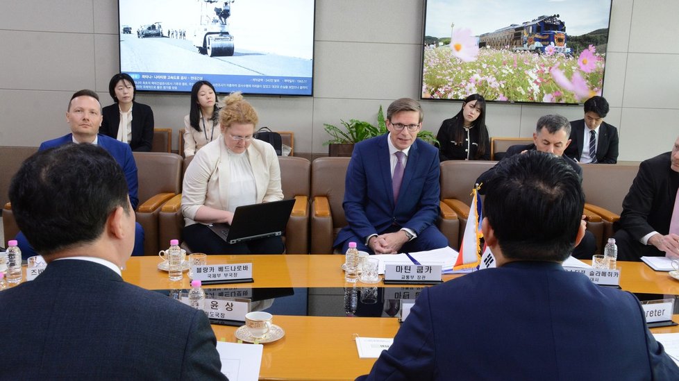 Ministr dopravy Martin Kupka (ODS) během zahraniční návštěvy Jižní Koreje (duben 2023)
