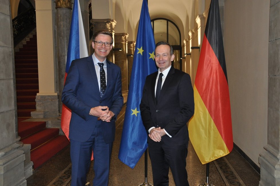 Český ministr dopravy Martin Kupka (vlevo) jednal s německým kolegou Volkerem Wissingem o vzájemném dopravním propojení a chystané emisní normě Euro 7.