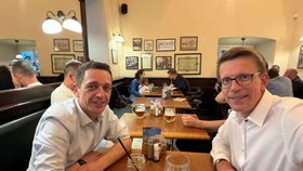 Martin Kupka (ODS, vpravo) se šéfem lidovců Janem Grolichem (KDU-ČSL) u piva (květen 2026)