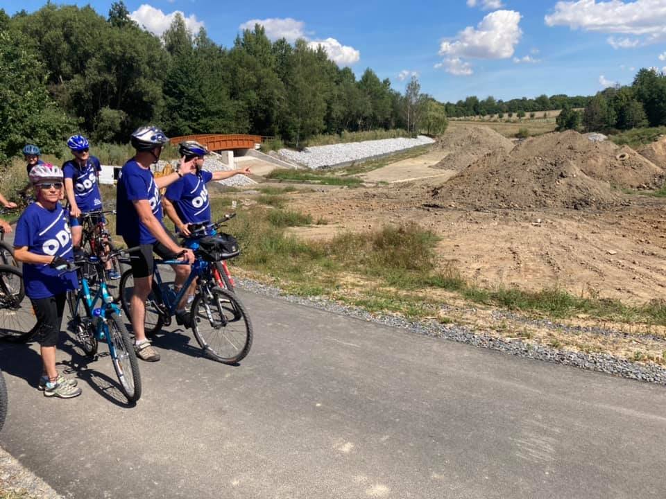 Místopředseda ODS a starosta Líbeznic Martin Kupka objíždí se svými spolustraníky kraj na kole.