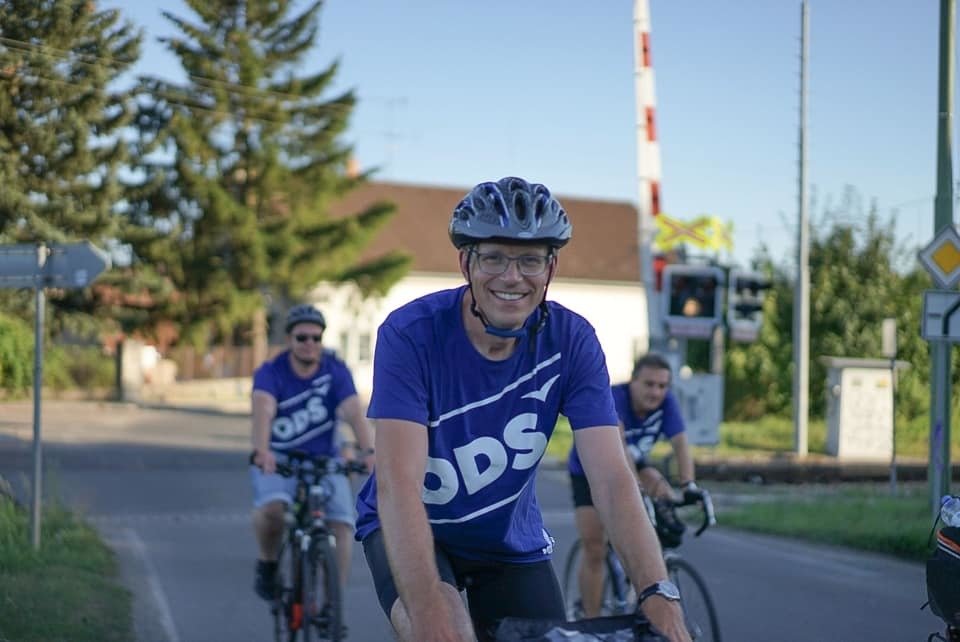 Místopředseda ODS a starosta Líbeznic Martin Kupka objíždí se svými spolustraníky kraj na kole.