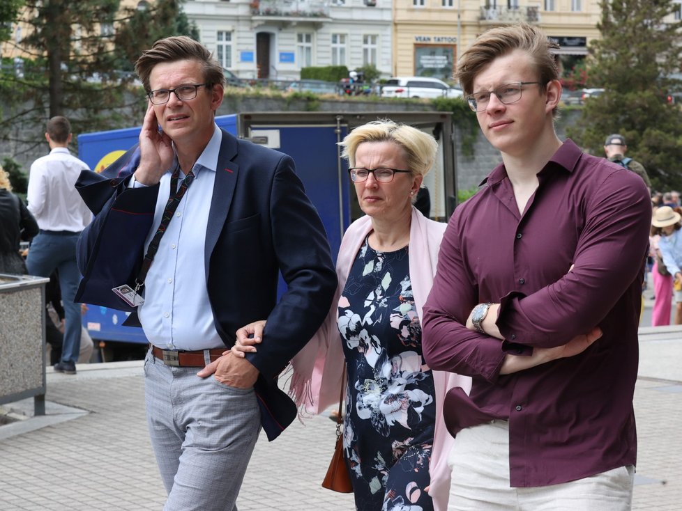 Ministr dopravy Martin Kupka (ODS) s manželkou a synem ve Varech