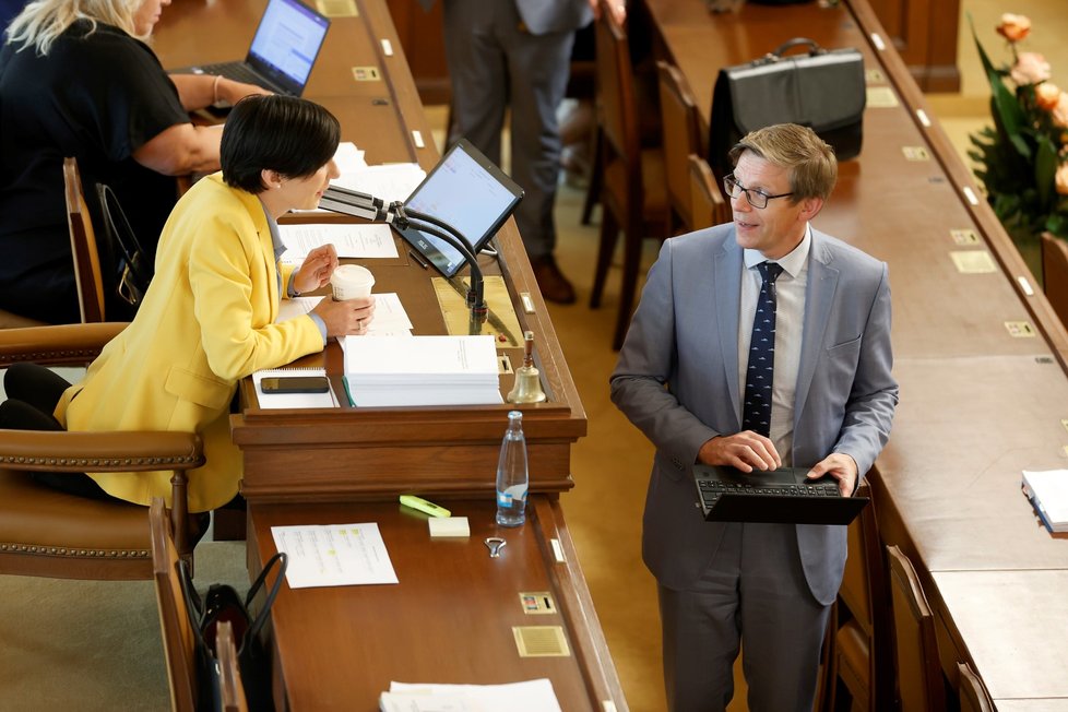 Ministr dopravy Martin Kupka (ODS) s Markétou Pekarovou Adamovou (TOP 09) ve Sněmovně