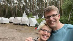 Vládní prázdniny: Ministr dopravy Kupka vyrazil s manželkou na skautský tábor
