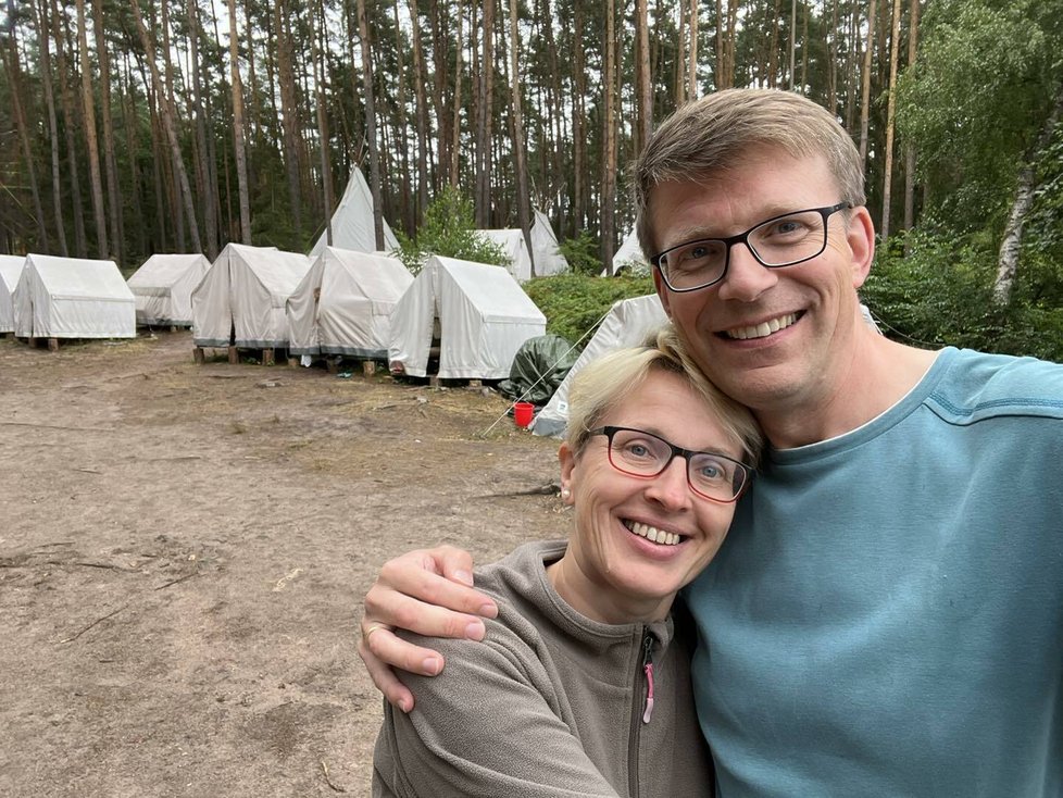 Vládní prázdniny: Ministr dopravy Kupka vyrazil s manželkou na skautský tábor.