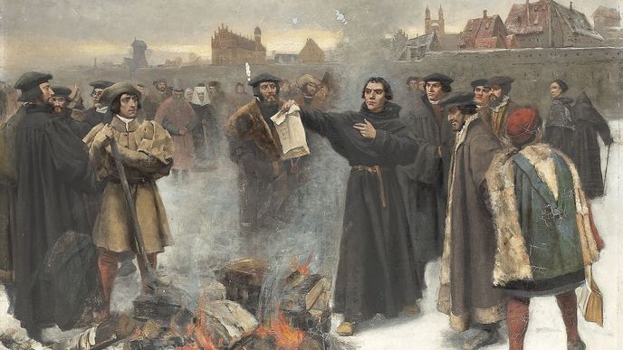 Luther pálí papežskou bulu