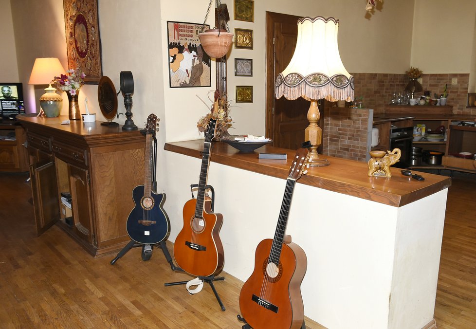 V domě nechybí oblíbené kytary.
