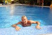Svalovec Martin Maxa okupuje hotelový bazén