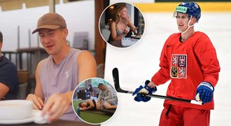 Hokejista Nečas práskl: Kdo z parťáků mu vozil snídani? Fotbalové legendě vysekl poklonu Hokejista Nečas práskl: Kdo z parťáků mu vozil snídani? Fotbalové legendě vysekl poklonu