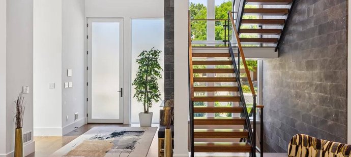 Dům 1 za 106 mil. Kč: »Architektonický skvost« z roku 2020 o rozloze přes 700 m2 nabízí třeba kinosál, vinotéku, posilovnu či výtah.