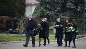 Zuzana s manželem Bronislavem v listopadu roku 2015 na pohřbu sportovního manažera Zbyňka Kusého – toho se zúčastnili také Mynář a Nejedlý.