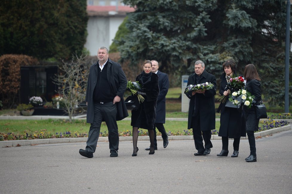 Zuzana s manželem Bronislavem v listopadu roku 2015 na pohřbu sportovního manažera Zbyňka Kusého – toho se zúčastnili také Mynář a Nejedlý.