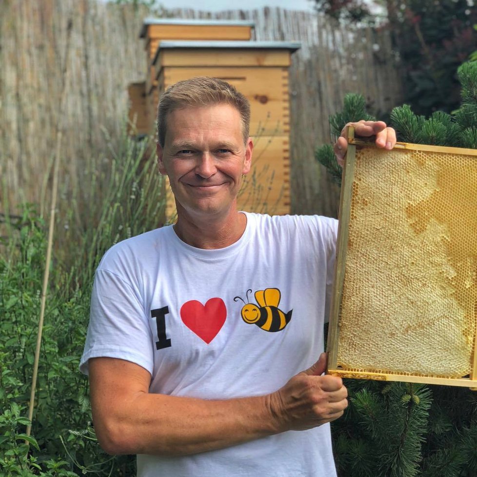 Martin Nikodým včelaří.