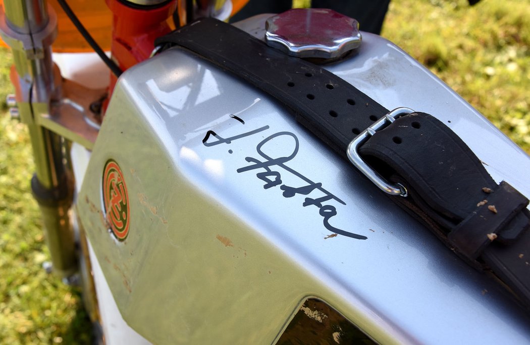Poznáte, čí je to podpis? Jaroslav Falta byl v roce 1974 nejlepším motokrosařem na světě, kterého o titul obrali funkcionáři federace ve prospěch Rusů.