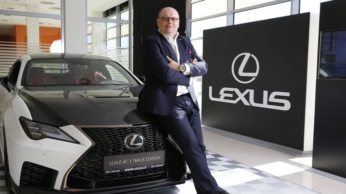 Martin Peleška s modelem Lexus