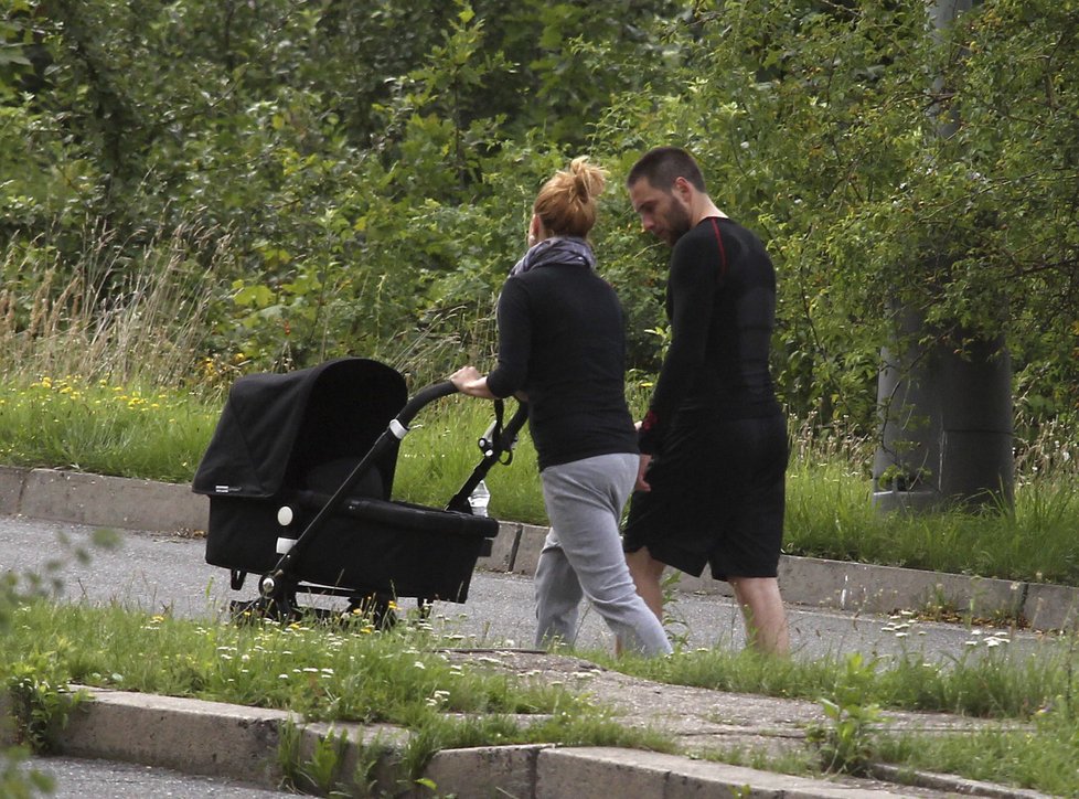 Jako vzorný tatínek na procházce s přítelkyní a dítětem. Jako by se vlastně vůbec nic nestalo.