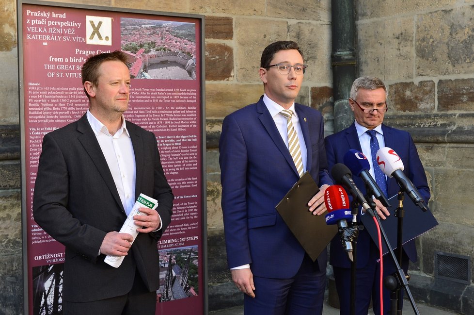 Martin Pospíšil, Vratislav Mynář a Jiří Ovčáček na tiskovém brífinku k protipožárním opatřením v katedrále Sv. Víta.