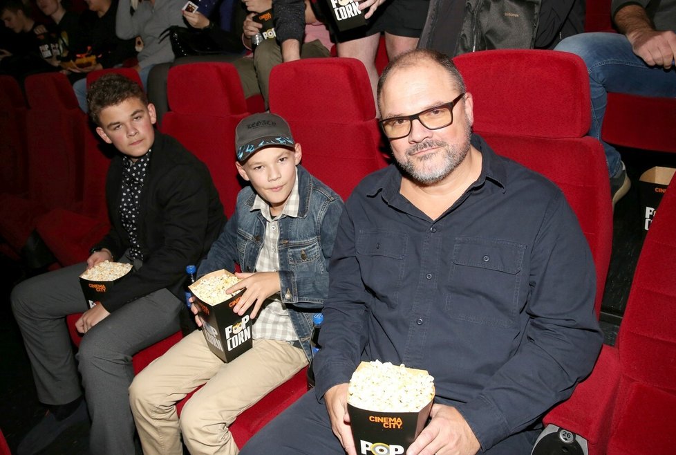 Martin Preiss se svými syny na premiéře filmu Black Adam