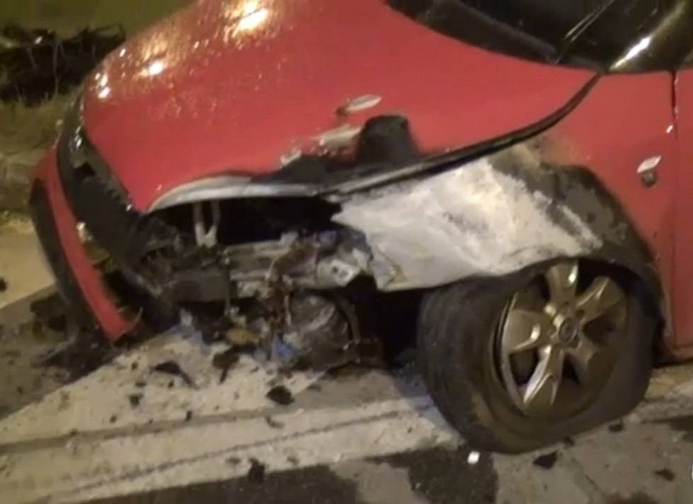 Nehoda se odehrála na kruhovém objezdu ulic K Hrnčířům a Na Jelenách v Praze-Kunraticích.