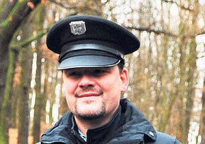 Martin Preiss je coby policista v uniformě k nepoznání, Jan Vlasák hraje kriminalistu