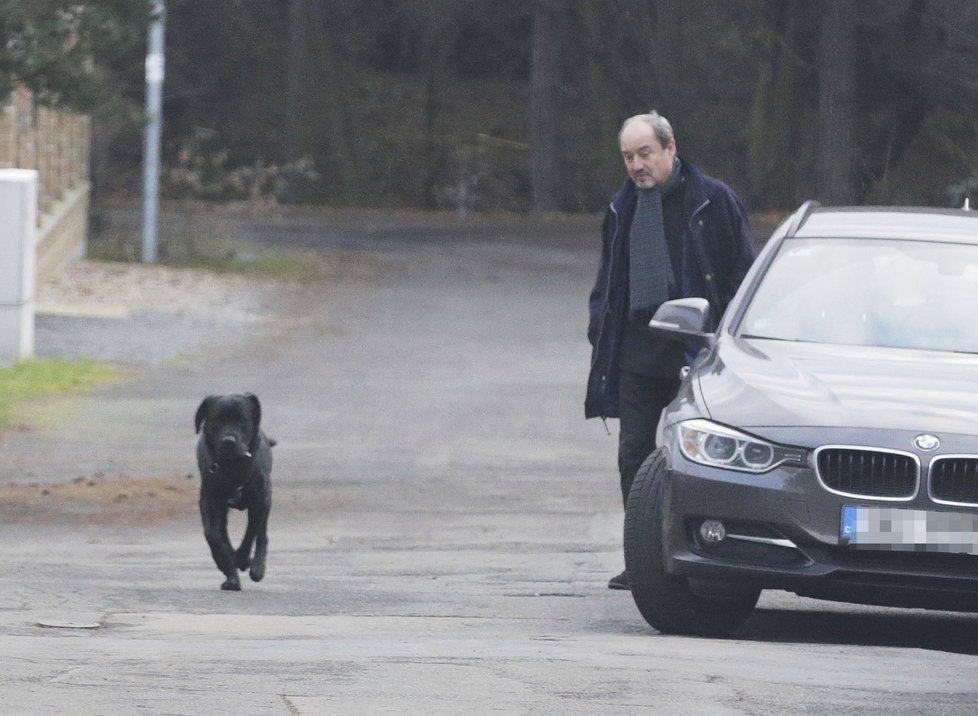 ...zatímco matka pomáhá balit, otec Viktor ještě venčí Martinova psa.