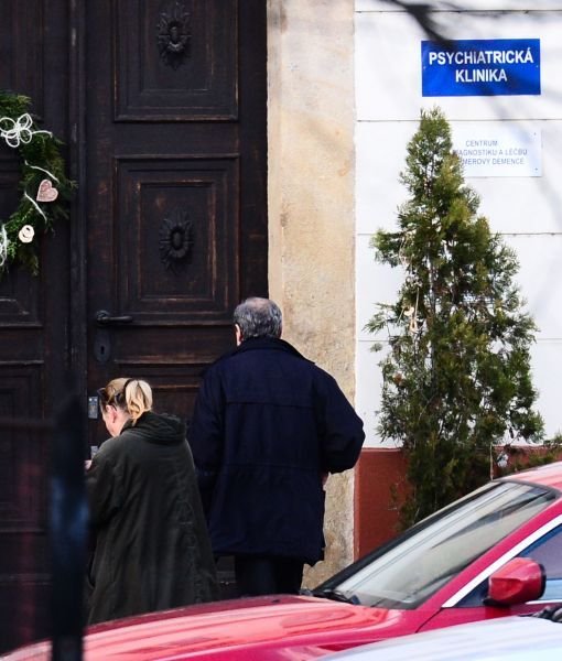 PROSINEC 2014 Do léčebny ho odvezli rodiče Jana a Viktor Preissovi.