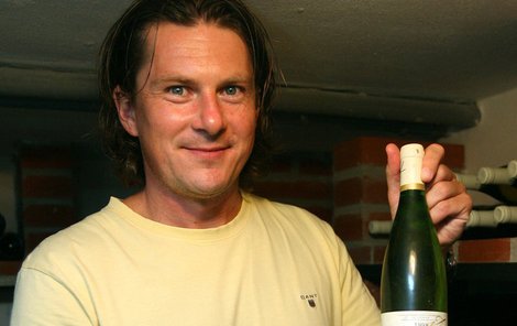 Víno z roku 1998 ze Znojma s vinětou Dominika Haška. Tehdejší gólman vítězů z Nagana podaroval spoluhráče.