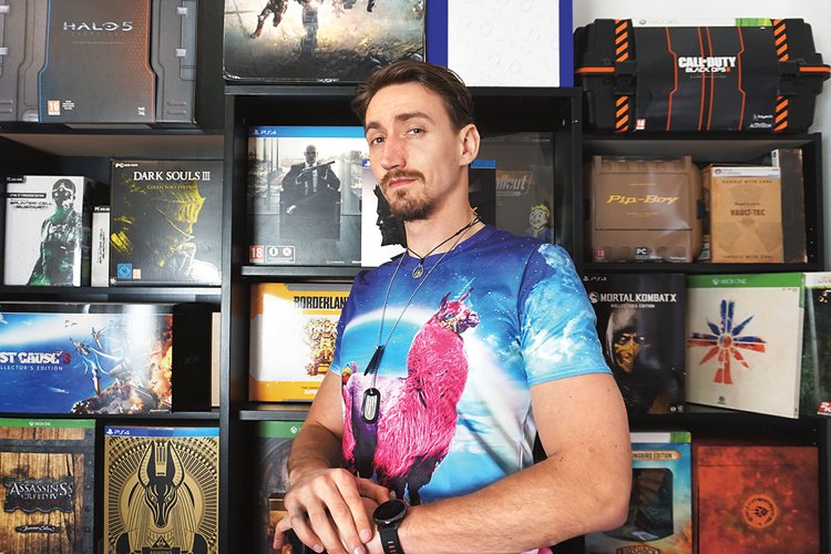 Martin před částí své sbírky sběratelských edic videoher