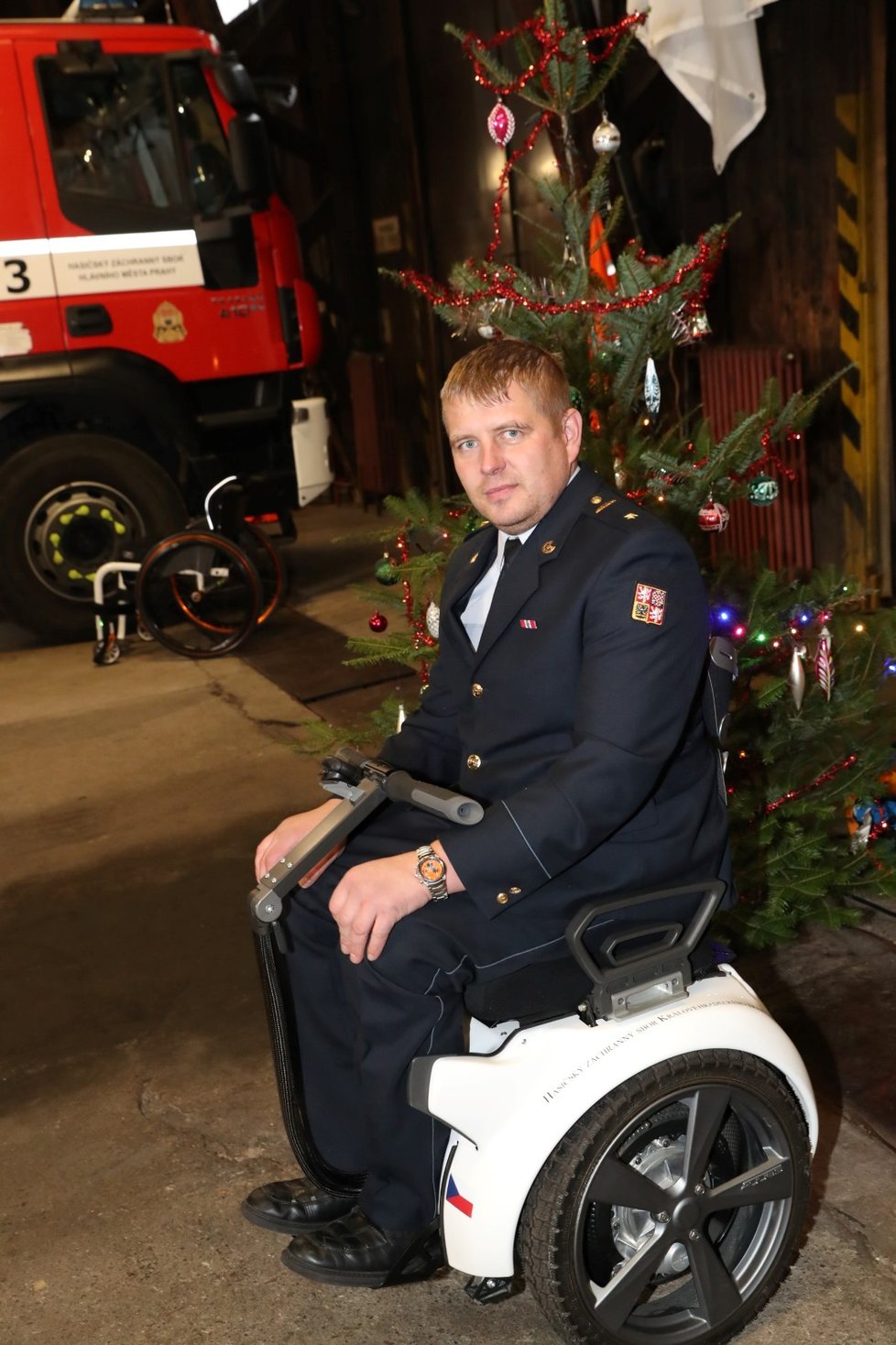 Hasič Martin Šabata ochrnul při výkonu služby na obě nohy. Teď dostal speciální vozík.