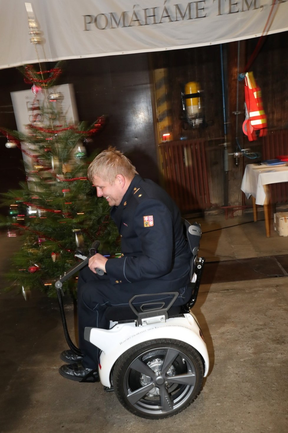 Hasič Martin Šabata ochrnul při výkonu služby na obě nohy. Teď dostal speciální vozík.