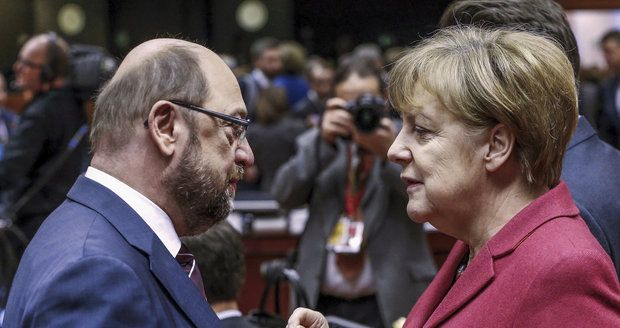 Merkelová je unavená, míní experti. Její kralování ohrožuje „muž z lidu“ Schulz