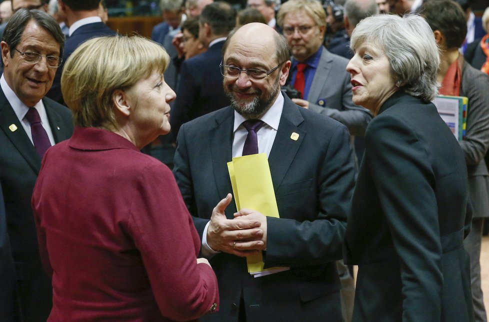Martin Schulz ještě coby šéf europarlamentu s Angelou Merkelovou a Theresou Mayovou