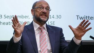 Schulz: Merkelová vstřícností k uprchlíkům oslabila EU. Nesolidární země by ale měly platit