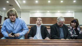 Zleva Martin Sepp, Pavel Petráček, Pavel Novák a Lidie Vajnerová u Okresního soudu v Liberci (2014)