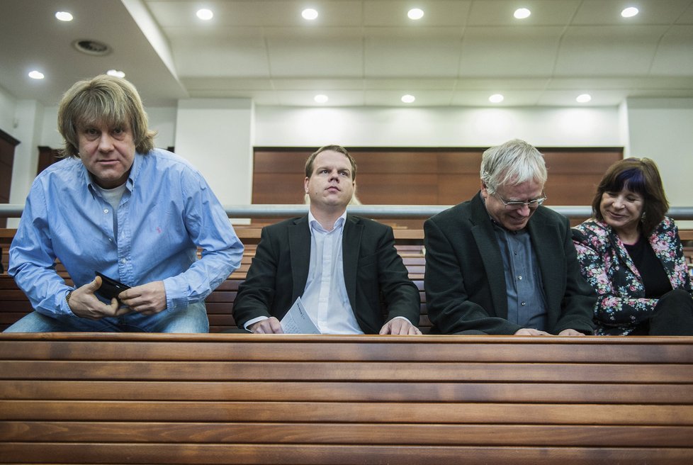 Zleva Martin Sepp, Pavel Petráček, Pavel Novák a Lidie Vajnerová u Okresního soudu v Liberci (2014)