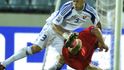 Martin Škrtel (v bielom) hrá podľa Čechov príliš tvrdo.