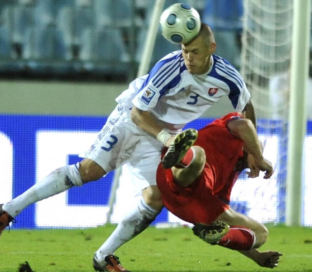 Martin Škrtel (v bielom) hrá podľa Čechov príliš tvrdo.
