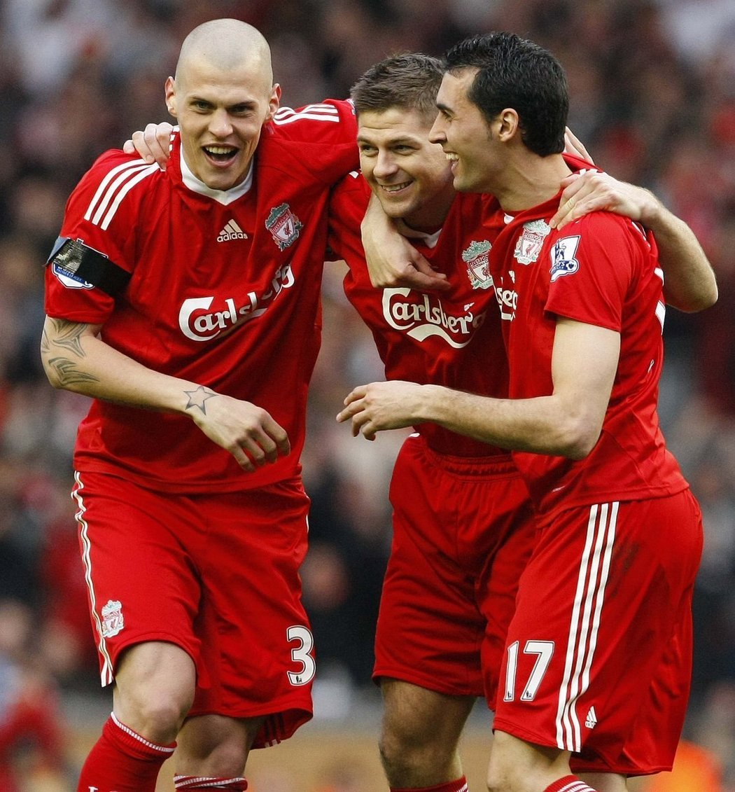 Martin Škrtel (vľavo) so spoluhráčmi z FC Liverpool Stevenom Gerrardom a Alvarom Arbeloom.