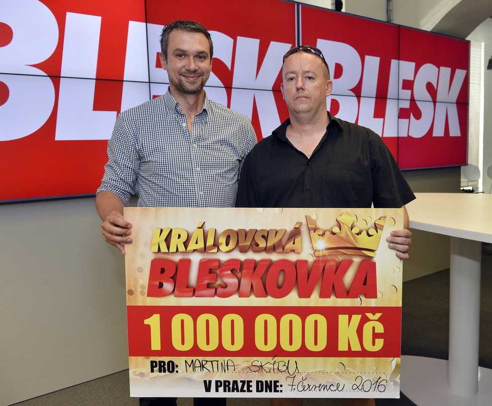 Výherce milionu Martin Skýba (vpravo) se šéfredaktorem Blesku Radkem Lainem.