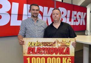 Výherce milionu Martin Skýba (vpravo) se šéfredaktorem Blesku Radkem Lainem.