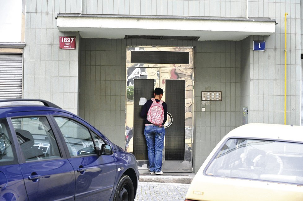 8:40 - Dcera zesnulého ještě rychle zaskočí do bytu rodičů pro potřebné doklady, matka čeká zatím v autě. Nedokáže se vrátit na místo hrůzy.