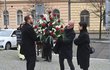 Martin Straka přichází na pohřeb otce Jaromíra Jágra Martin Straka přichází na pohřeb otce Jaromíra Jágra