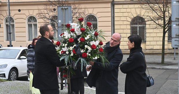 Martin Straka přichází na pohřeb otce Jaromíra Jágra